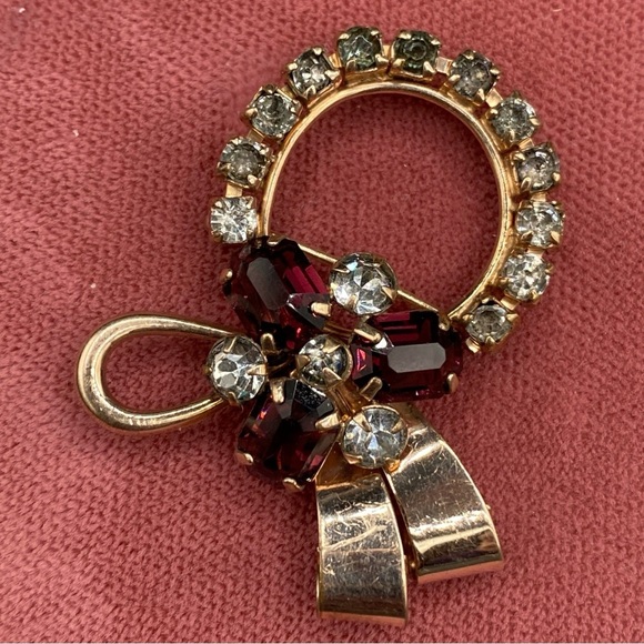 Vintage 1950s Signed M&S 12k G.F. Gold Bow Wreath Brooch with Sparkly Red Crysta - Picture 2 of 11